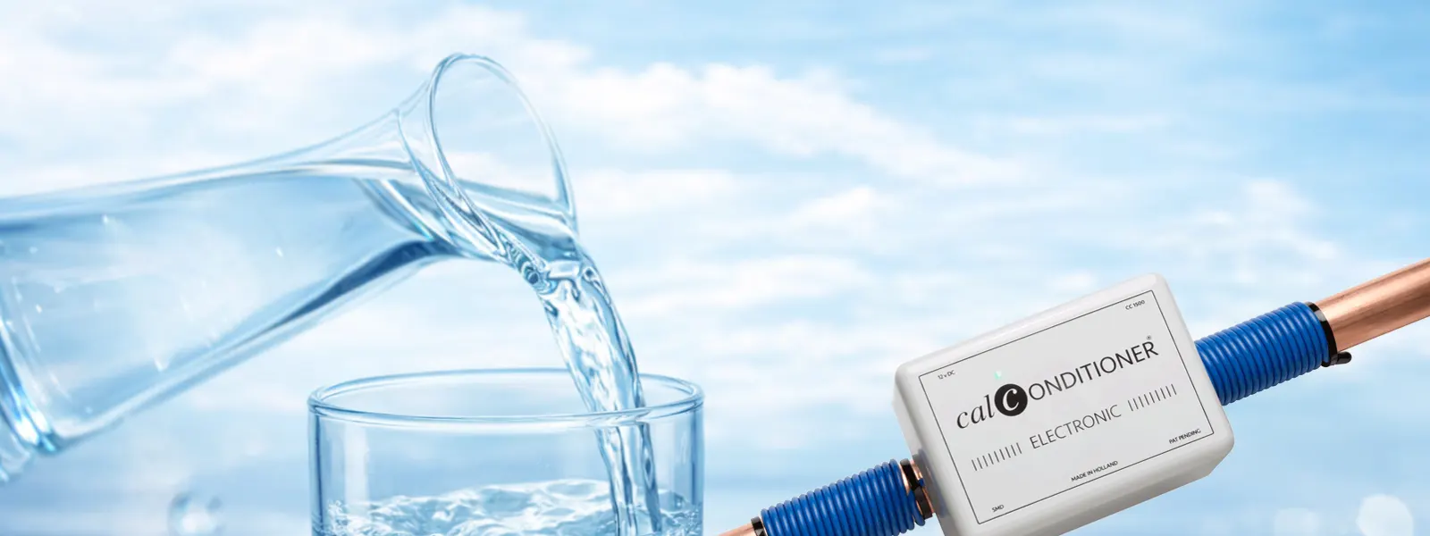 Agua potable clara vertiéndose en un vaso, símbolo de la calidad del agua y la dureza del agua en el hogar.